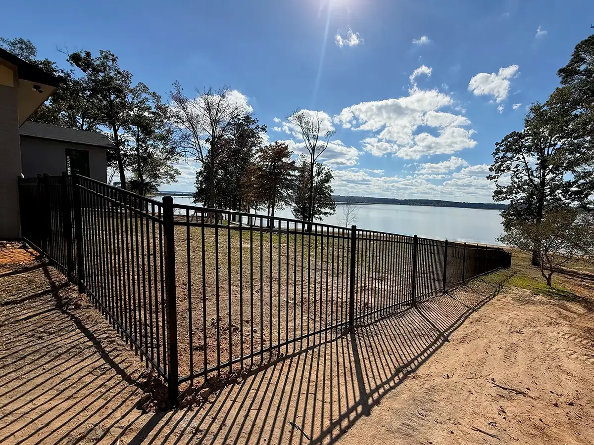 How Aluminum Fence Powder Coating Holds Up to East Texas Summers