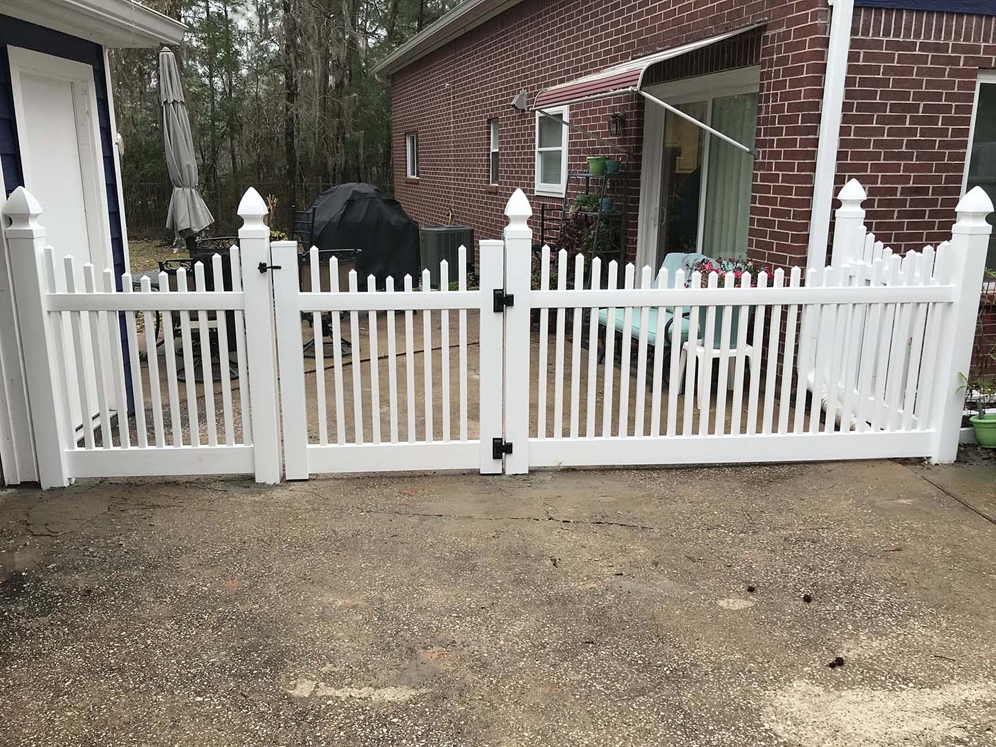 White picket vinyl fence install in Lufkin Texas